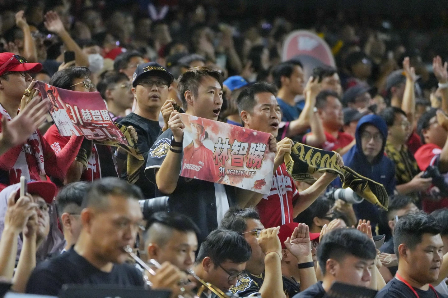 味全龍「大師兄」林智勝引退系列賽首戰吸引26316人進場,不少人都拿著林智勝的毛巾為他應援。李柏毅攝