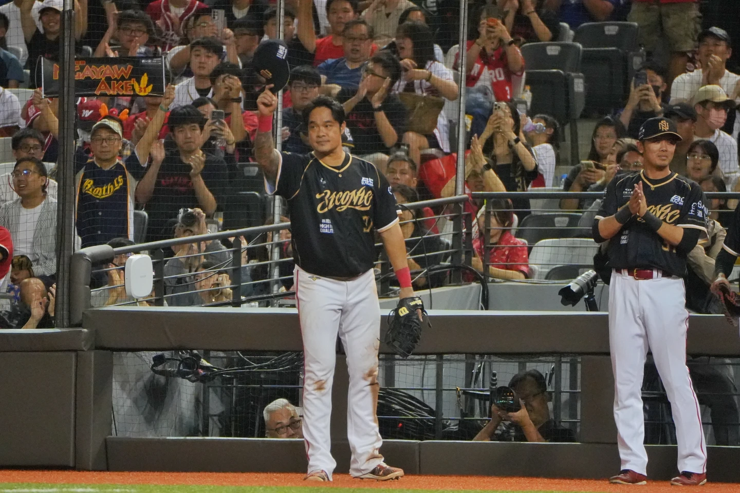味全龍林智勝在6局上被換下場,脫帽向全場球迷致意。李柏毅攝
