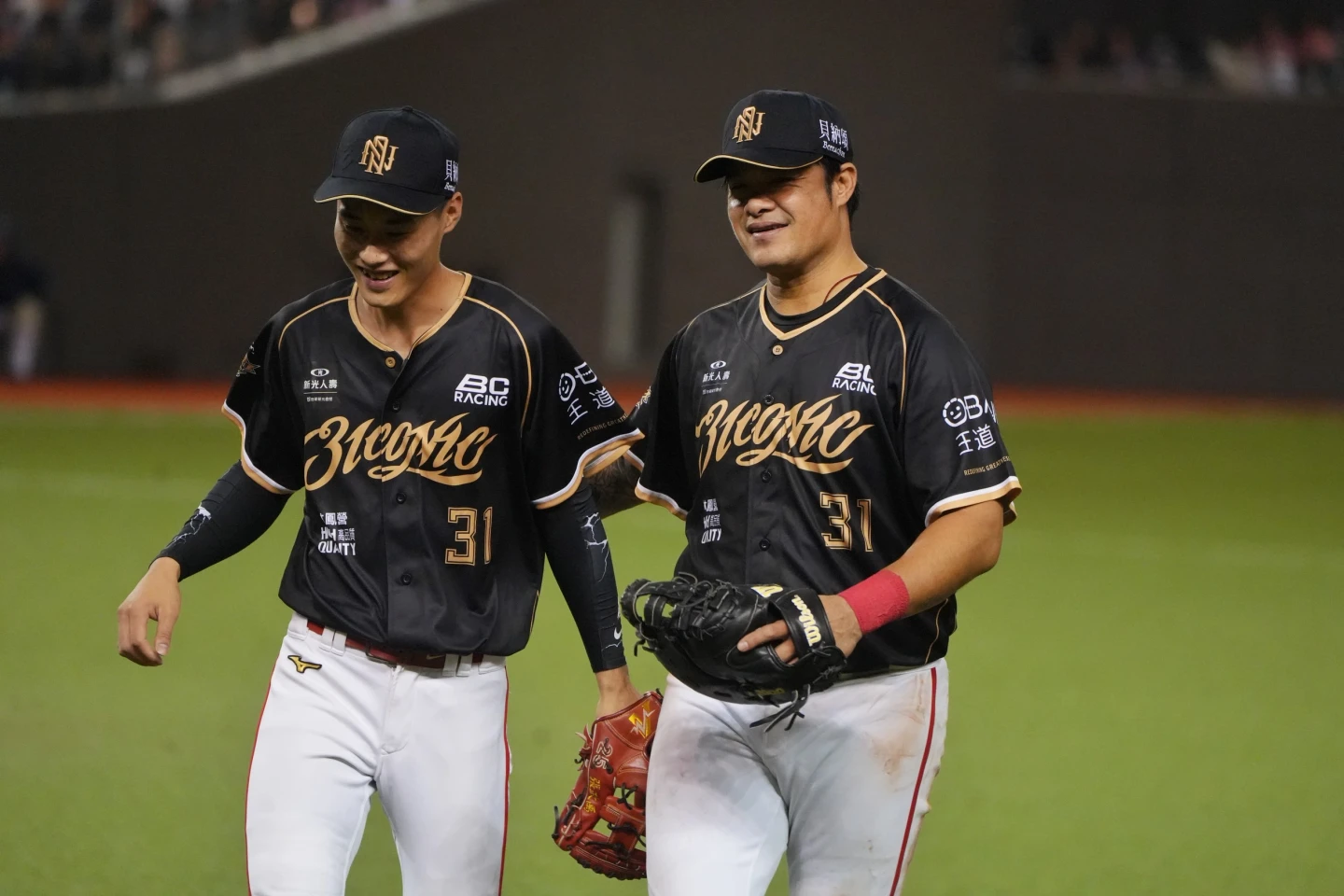 味全龍林智勝(右)與隊友張政禹。李柏毅攝