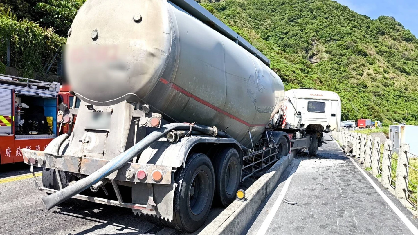 水泥車不明原因撞上前方砂石車。翻攝畫面
