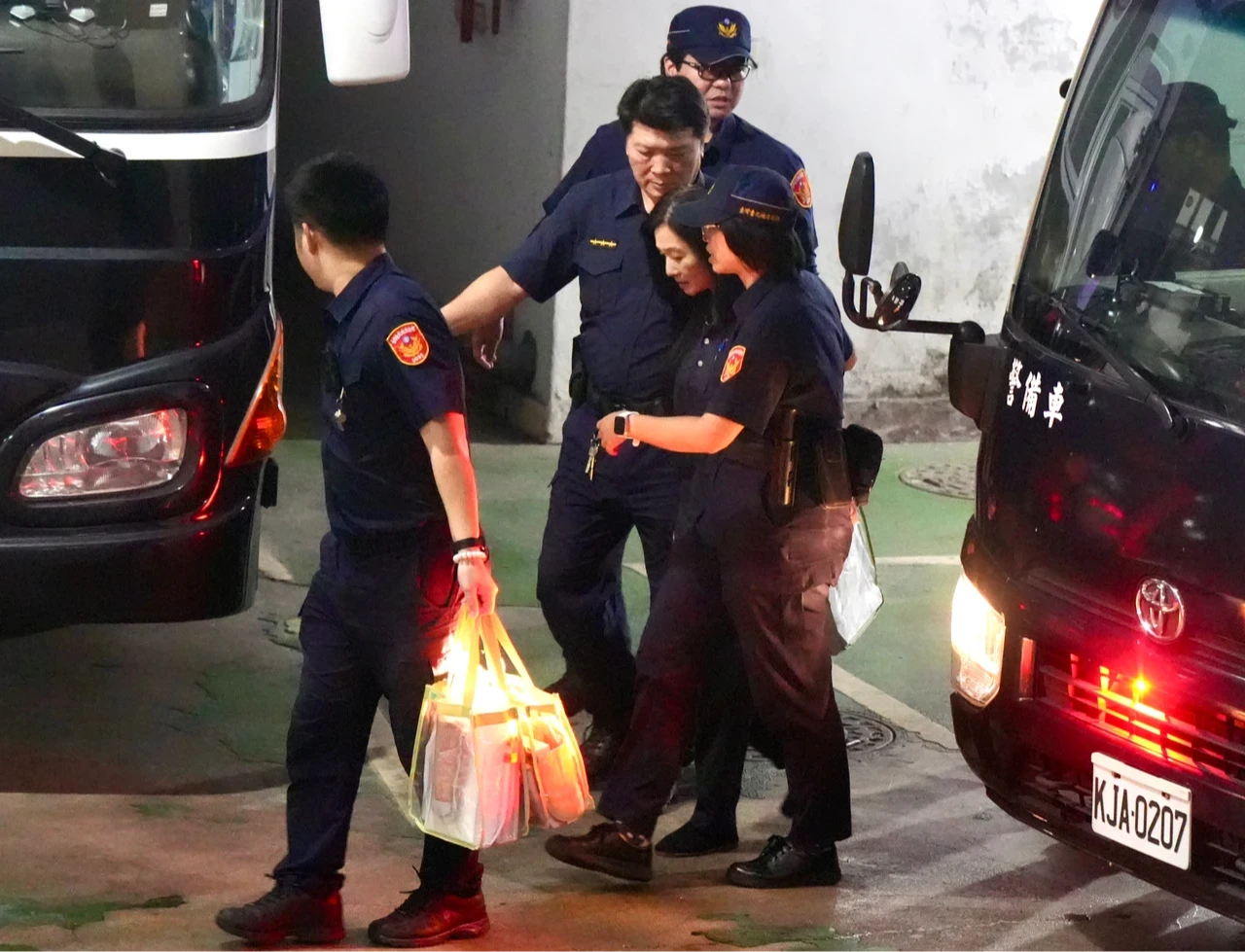 應曉薇今獲交保,傍晚從看守所被載到北院配戴電子腳鐶。梁建裕攝