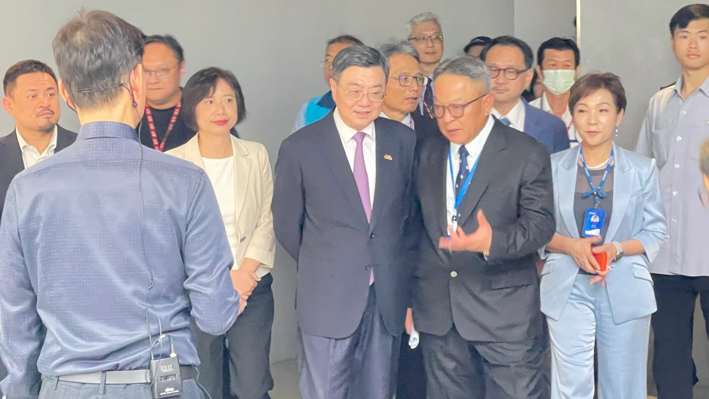 巨大董事長劉湧昌陪同卓榮泰參觀廠區。王煌忠攝