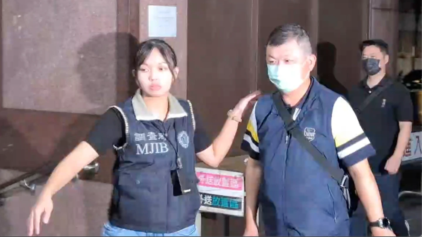 北市議員助理吳岳修(右)、萬華警分局前保防組長楊健良(中)涉包庇賭場,複訊後交保。民眾提供