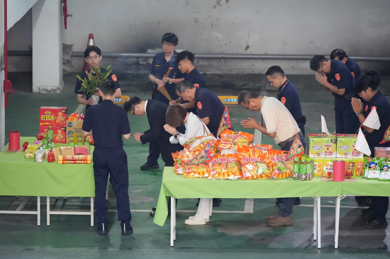 台北地檢署襄閱率領官長、法警在囚車道普渡好兄弟。梁建裕攝