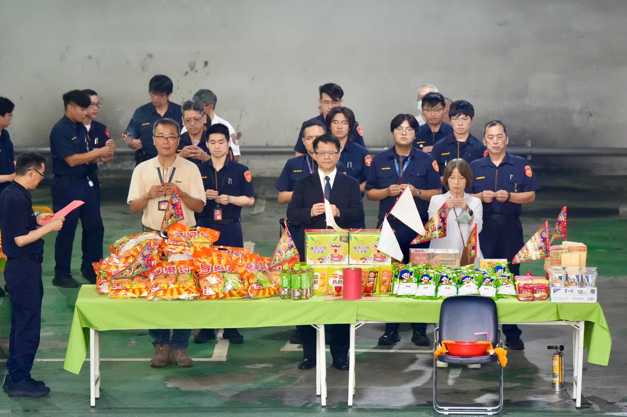 台北地院今裁定柯文哲7000萬交保,北檢先在囚車道普渡好兄弟,前排中為台北地檢署襄閱主任檢察官高一書。梁建裕攝