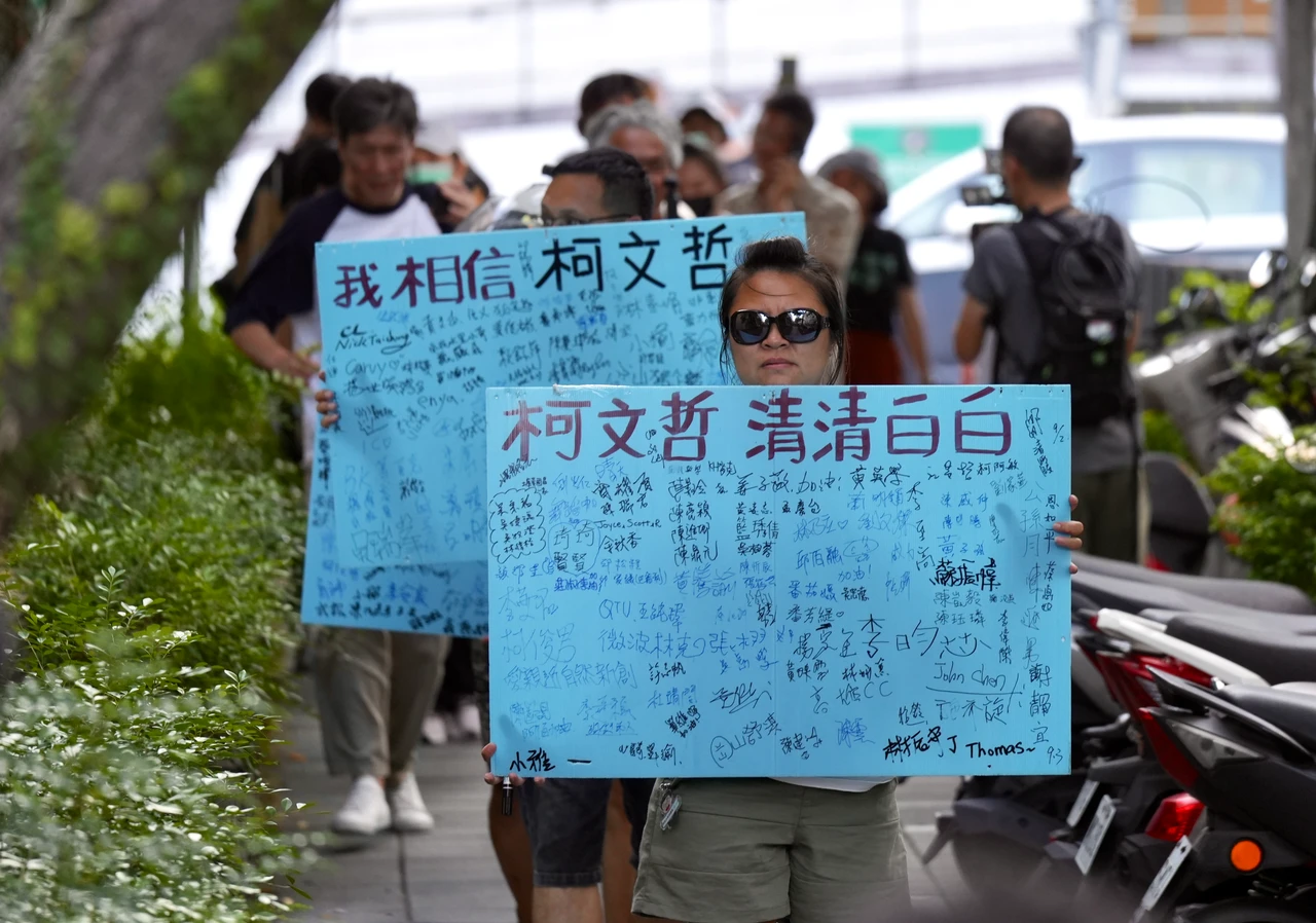 小草聲援柯文哲。資料照。梁建裕攝
