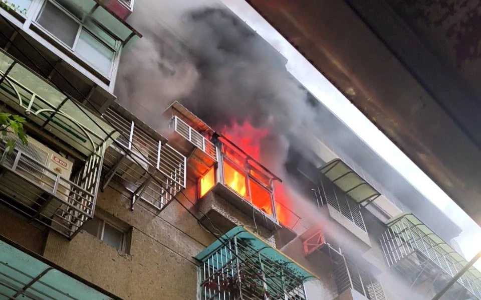 新北市新莊區某公寓傍晚發生火警,1男無生命跡象送醫急救。翻攝畫面
