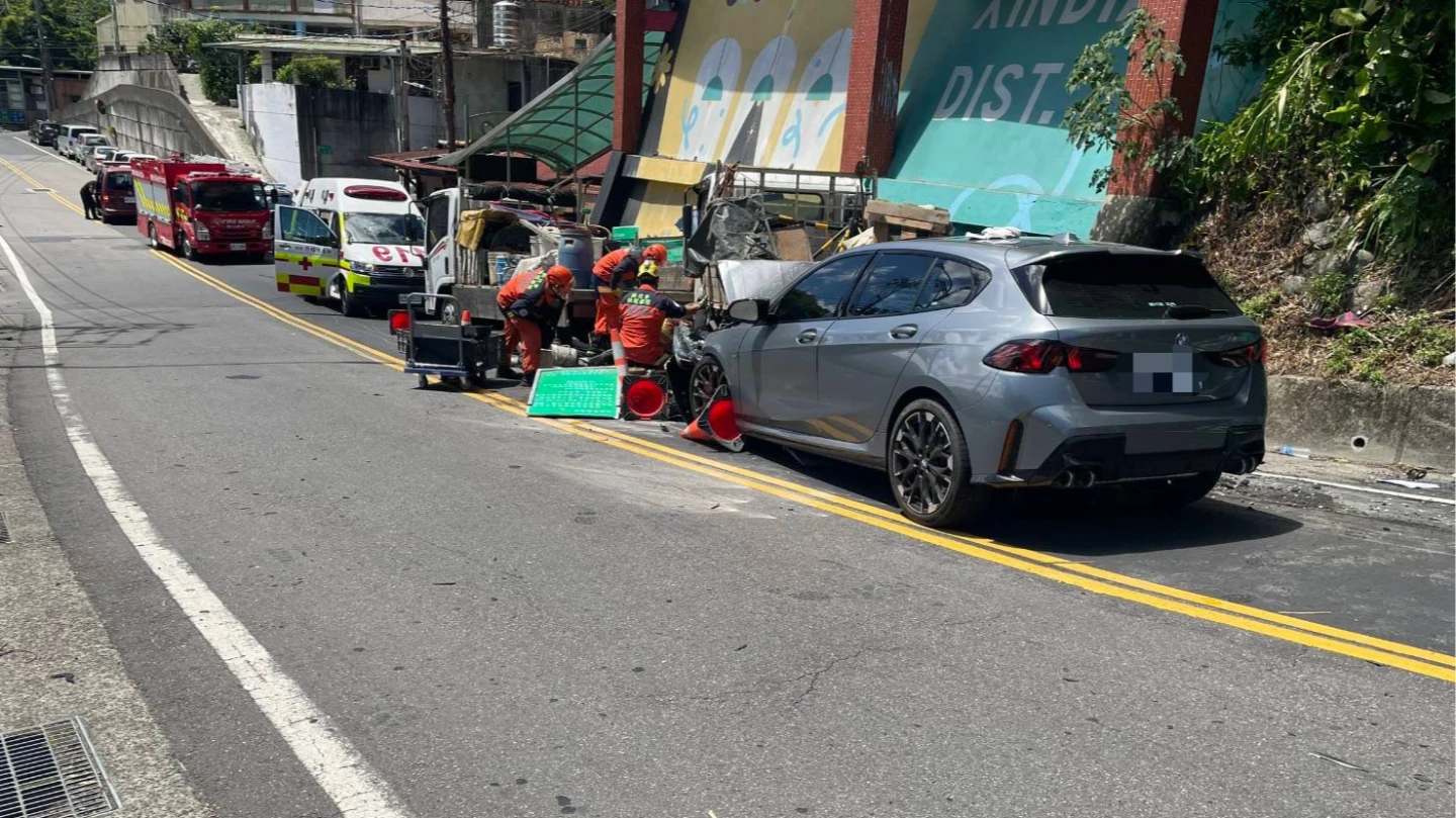 轎車撞上施工大貨車,造成在車頭施工的工人受困送醫不治。翻攝畫面
