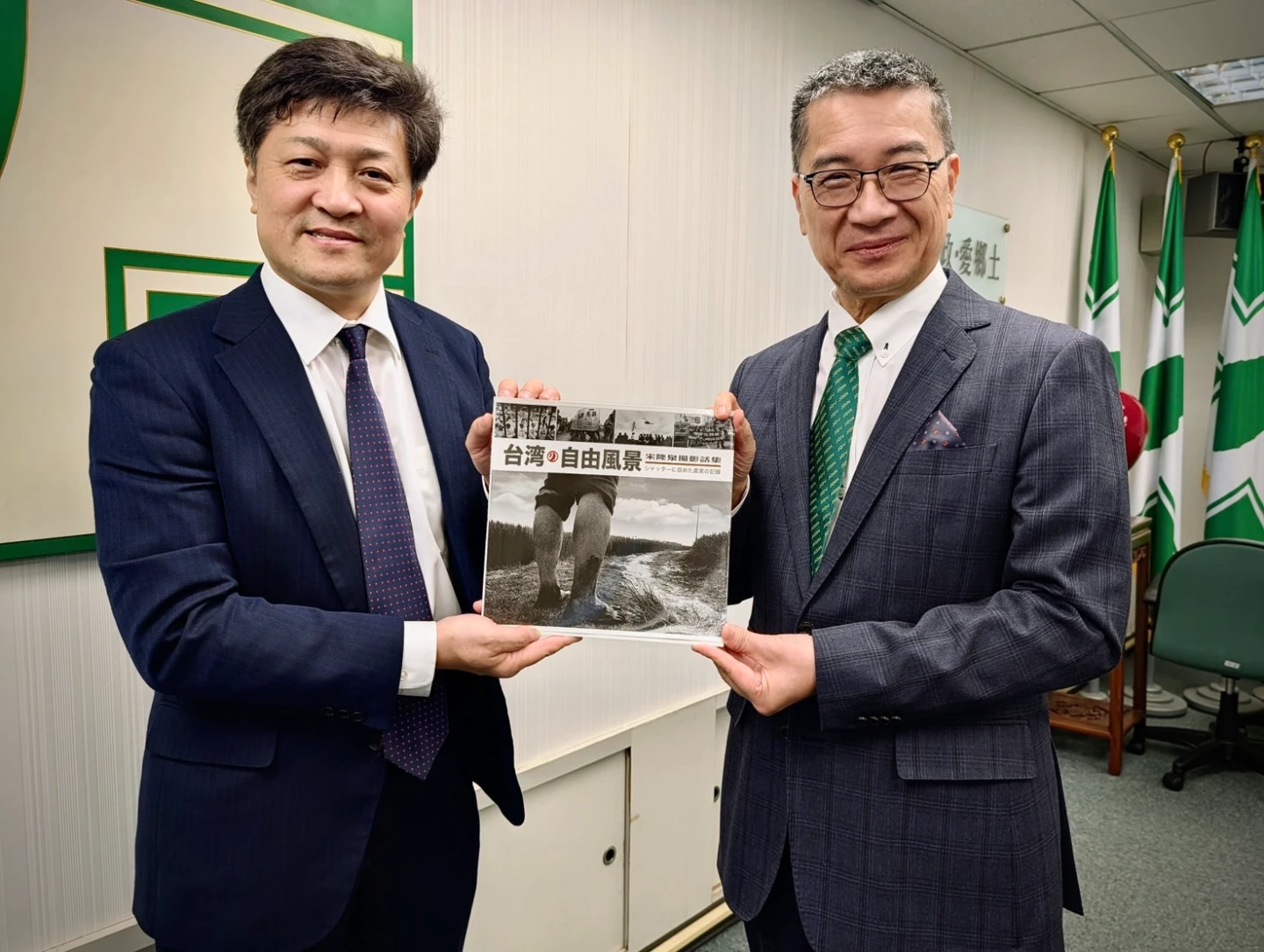 民進黨秘書長徐國勇和東京大學「兩岸關係研究小組」召集人松田康博。民進黨提供