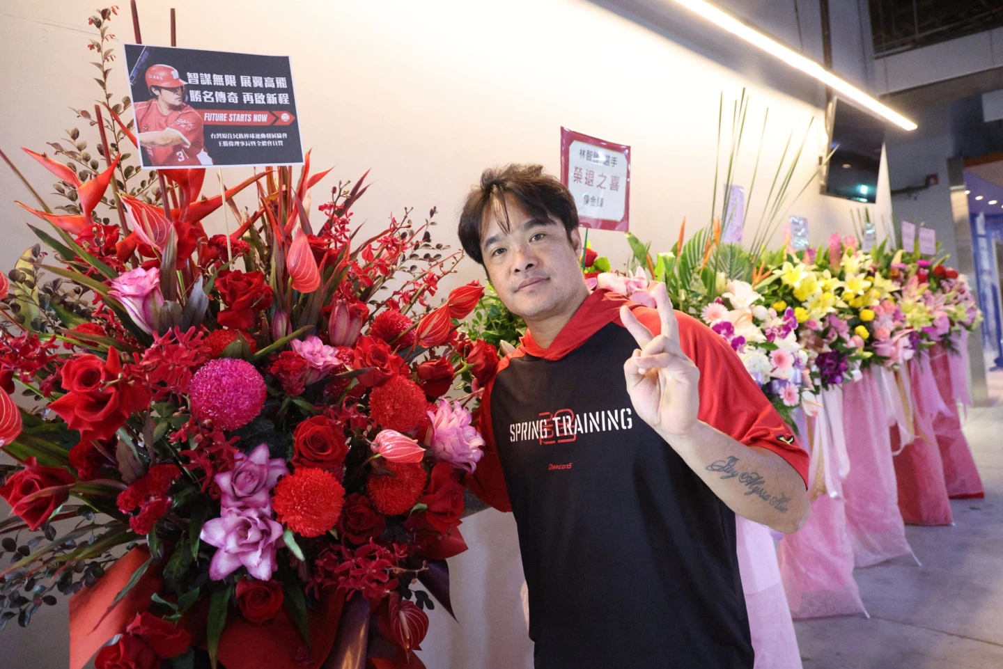 原棒協理事長王勝偉送上花籃給前理事長林智勝。味全龍提供