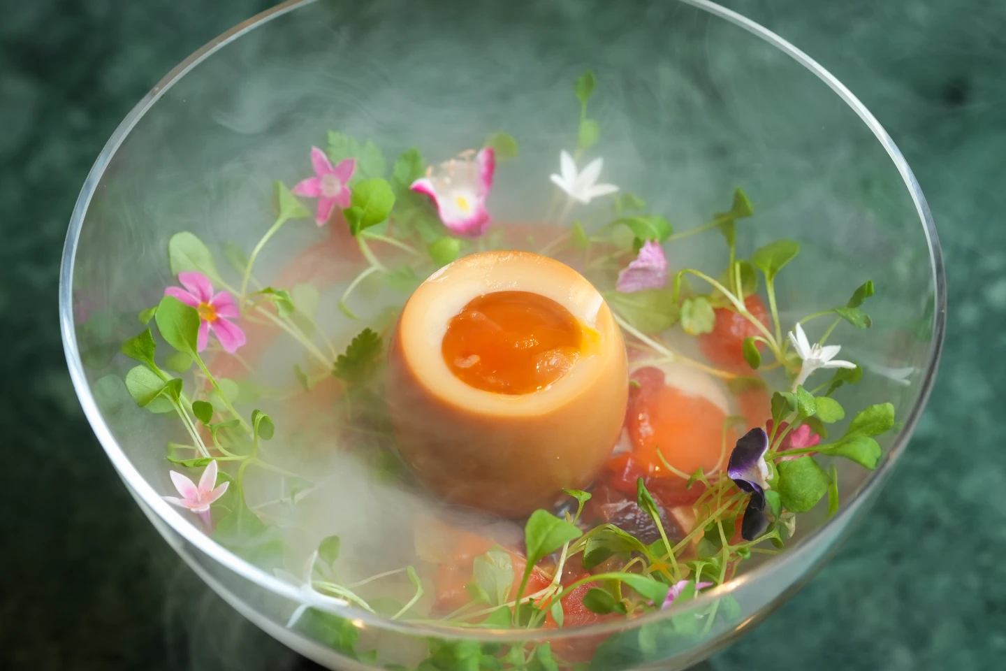 「aMaze 心宴」夏季餐點:燻蛋|番茄|起司。李柏毅攝