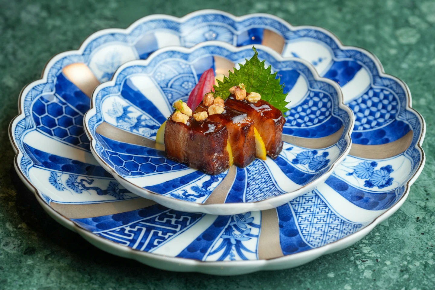 「aMaze 心宴」夏季餐點:無錫杜洛克|菊花炭。李柏毅攝