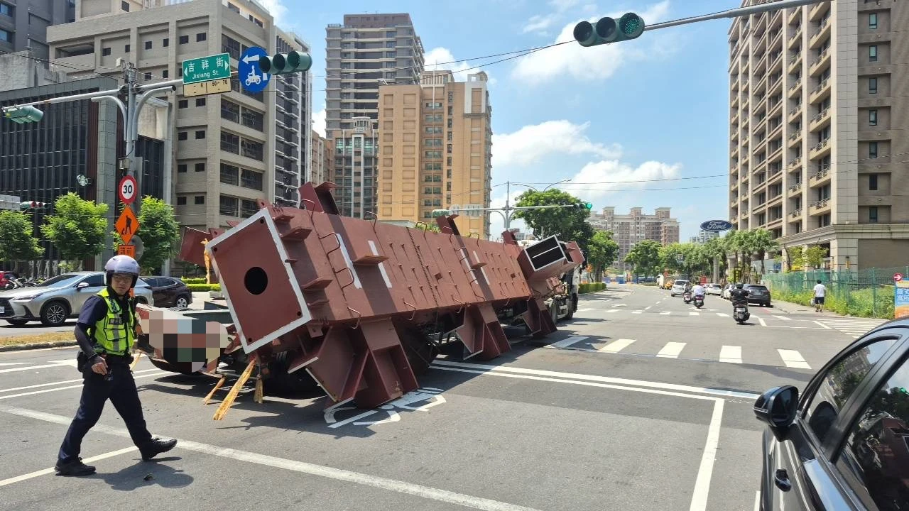 新北市三重區一輛聯結車,載運鋼樑從車斗後方翻落,所幸沒有人受傷。翻攝畫面