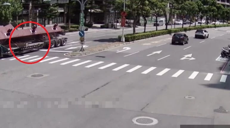大型鋼樑從車斗翻落。翻攝畫面