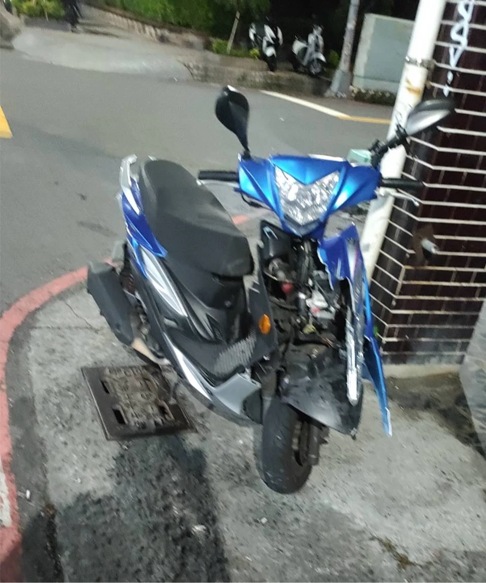 高市17歲呂姓少年無照騎機車與計程車發生車禍,機車車身零件四散。民眾提供