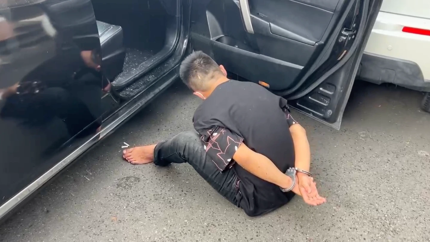 嫌犯陳姓男子面對警方圍捕,拒捕並駕車前後衝撞警車及警員,過程中警方開4槍,再持破窗器破窗後逮捕陳男。民眾提供