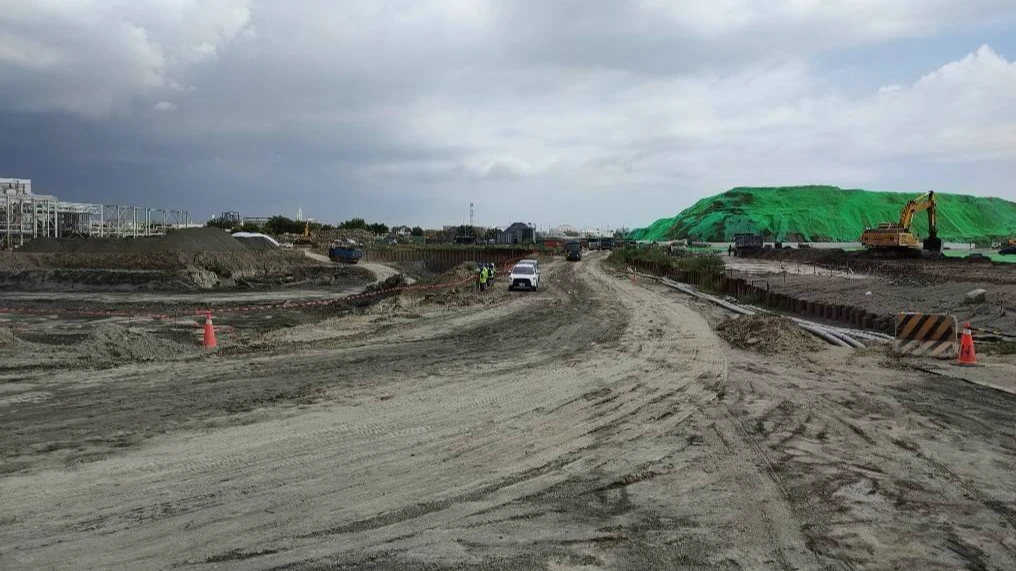 高市工務局新工處今天上午11時許,在高雄楠梓科技產業園區內的中油桶槽區開挖整治土地時,挖出一顆未爆彈。民眾提供