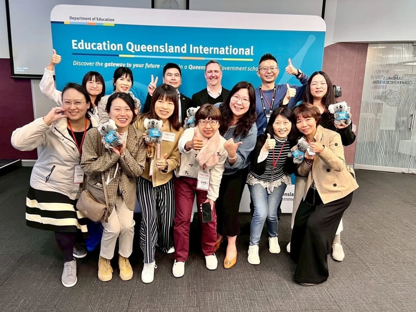 各校安排Teacher Buddy制度,每兩位台灣教師配對一位當地教師進行深度交流,強化學科教學理解與多元文化對話。教育部提供