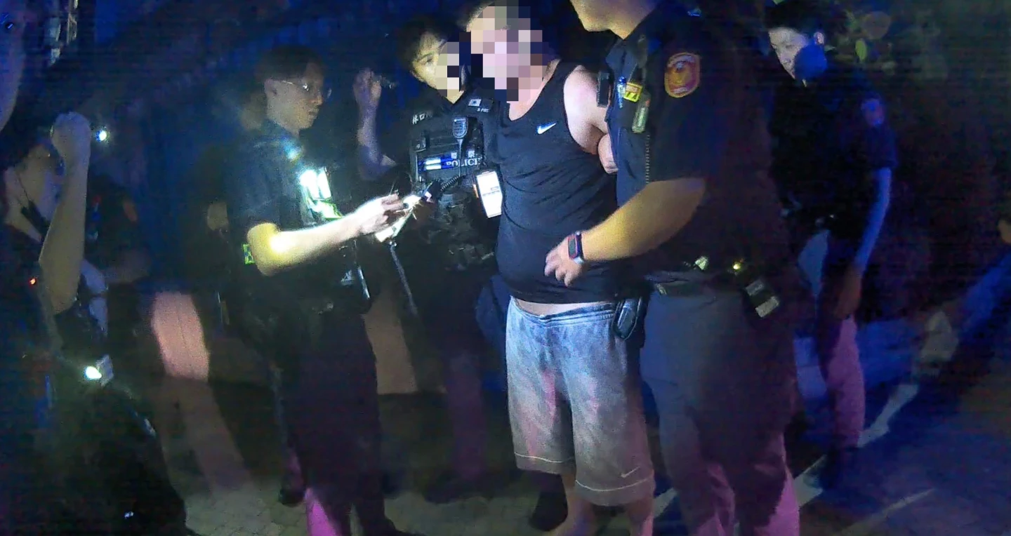 許男酒駕拒檢撞警,優勢警力攔截圍捕逮獲送辦。翻攝畫面