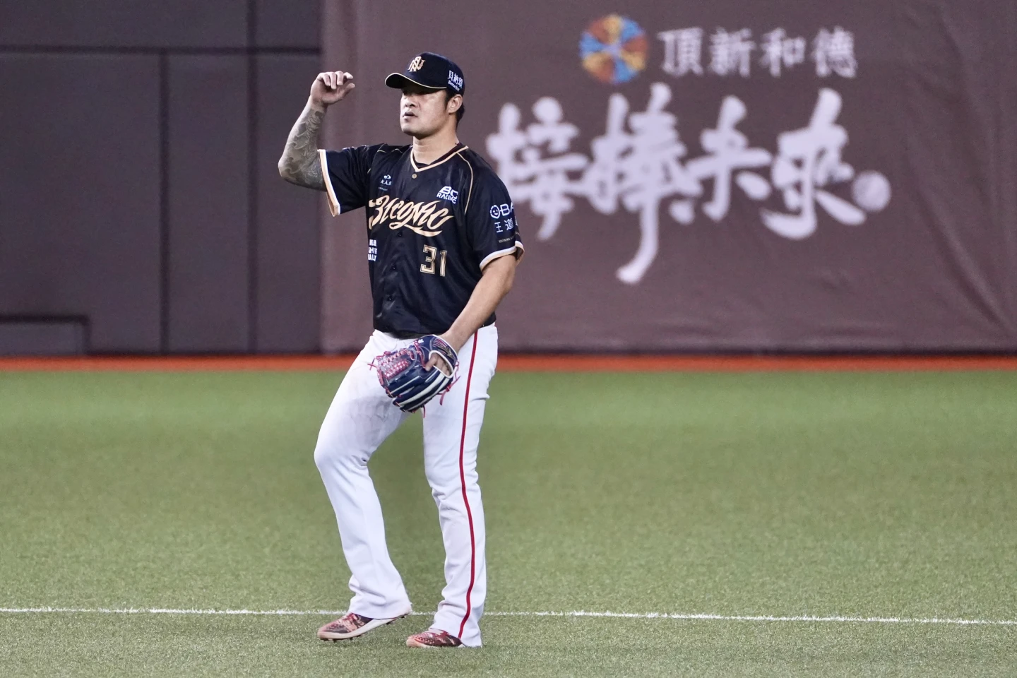 林智勝在9局上2出局後移防游擊。林林攝