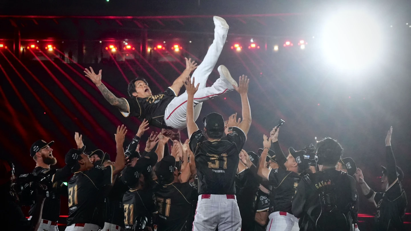 味全龍林智勝引退儀式隊友們將他拋起。林林攝