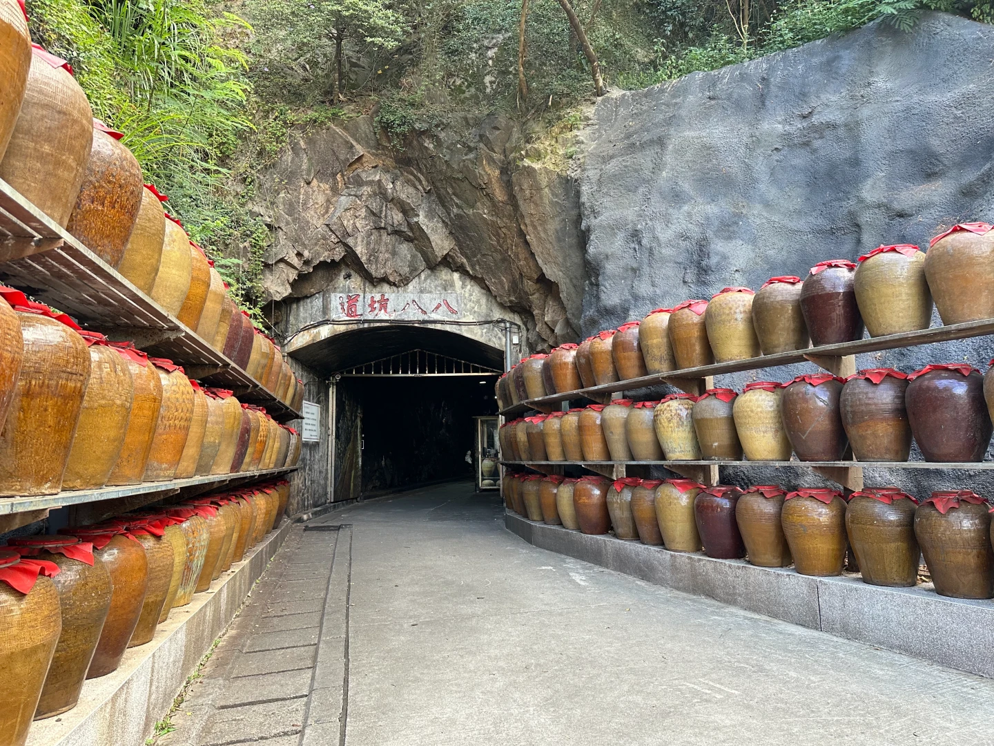 八八坑道位於馬祖南竿鄉牛角嶺下,原是軍民躲避海盜的山洞,後經軍方擴建為戰備坑道,現儲有陳年老酒、高粱、陳年高粱等各式酒類。資料照,陳怡文攝