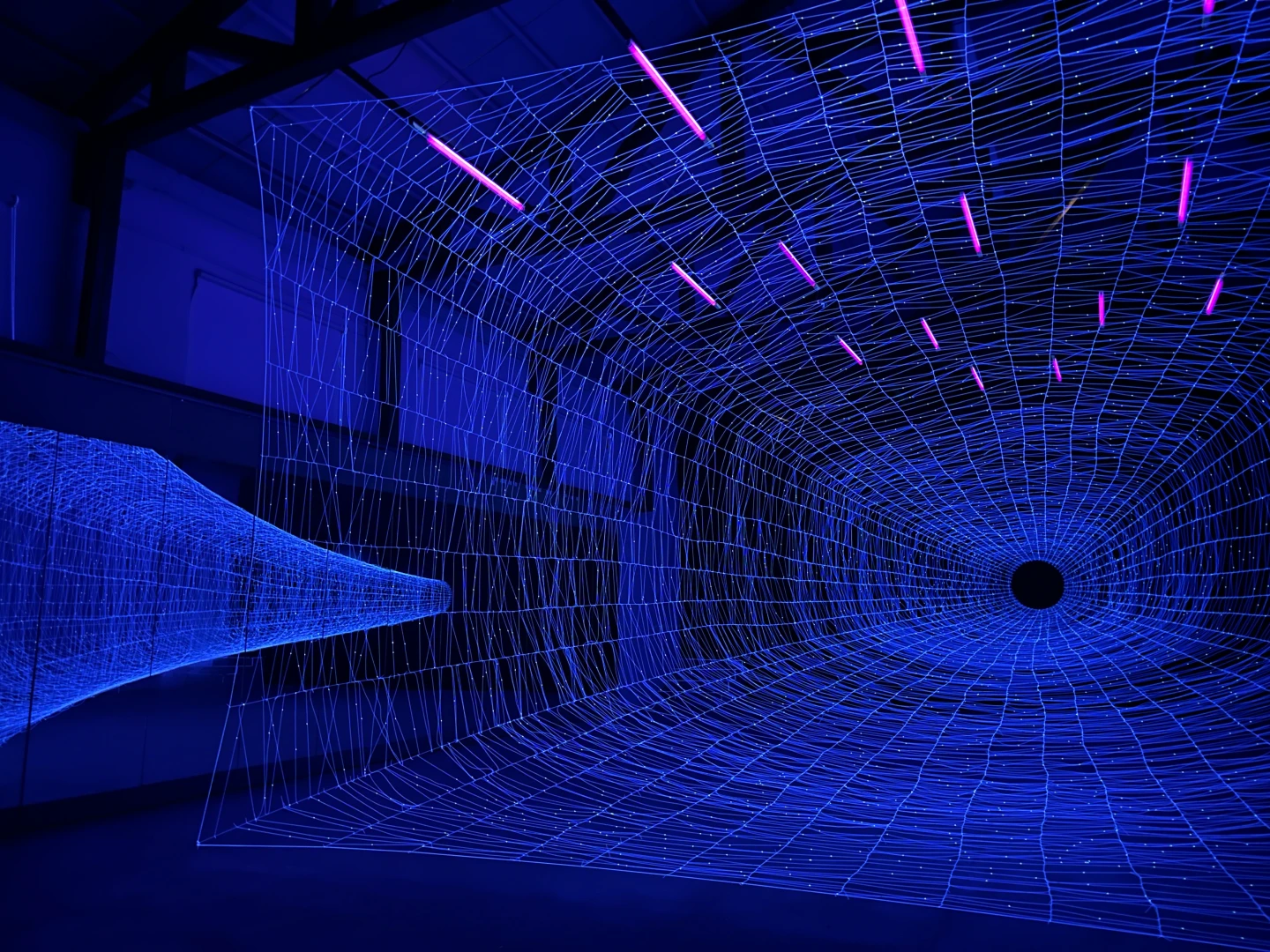 馬祖南竿山隴排練場展出,日本米谷健、茱莉亞(Ken Yonetani & Julia Yonetani)作品「生命之網」,以魚網、魚珠幻化馬祖藍眼淚。資料照,陳怡文攝