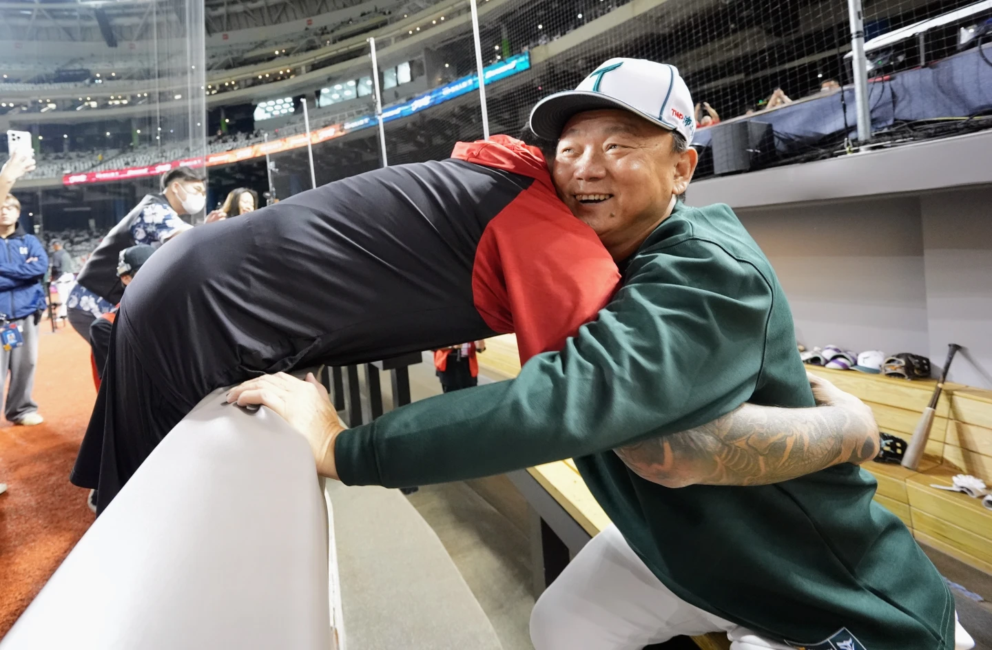 味全龍「大師兄」林智勝(左)9月7日賽前特地走到三壘側向昔日恩師、現任台鋼雄鷹總教練洪一中擁抱致謝。味全龍提供