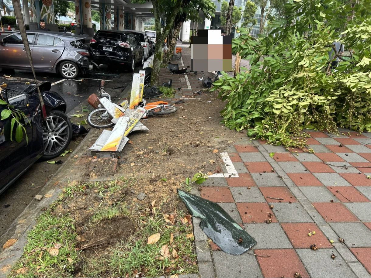 「海神」撞毀5支ubikeg收費樁。翻攝畫面