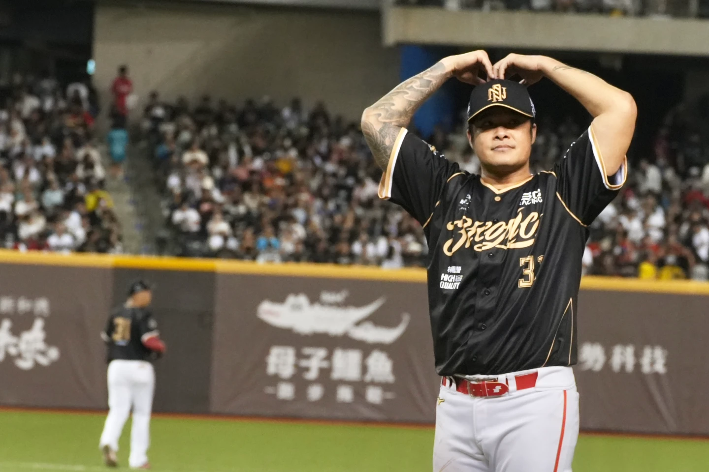 味全龍林智勝在球員生涯最終戰敲出生涯第305轟。林林攝
