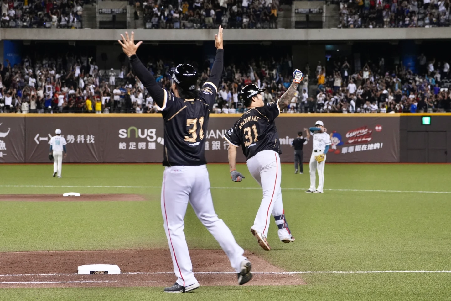 味全龍林智勝敲出生涯第305轟,確定開轟後他也興奮振臂慶祝。林林攝
