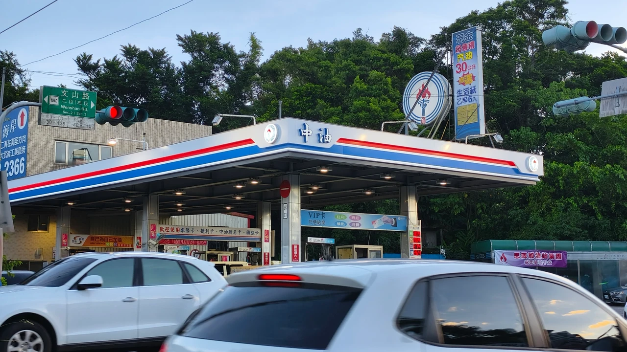 油箱再撐一下！　中油汽、柴油價格15日起各調降0.4元