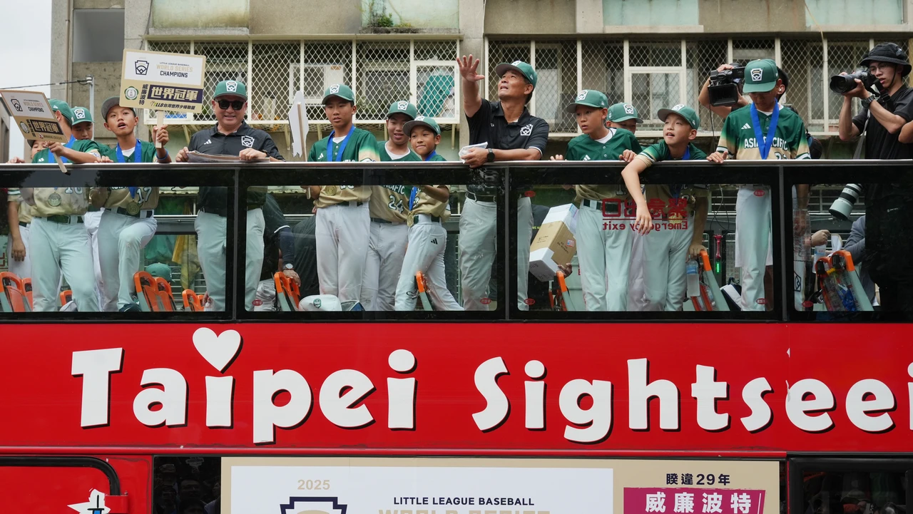 東園國小少棒隊凱旋遊行。葉志明攝