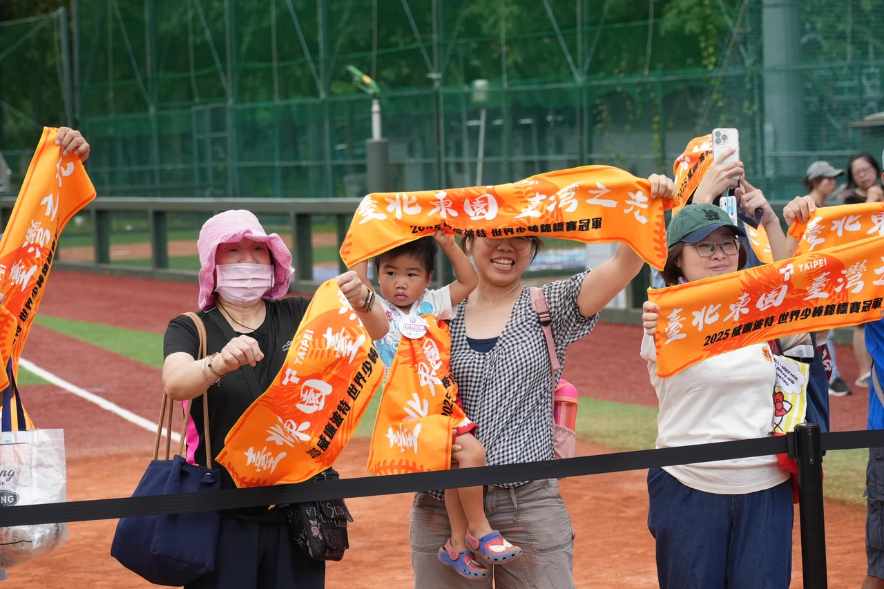 許多民眾同歡慶祝。葉志明攝