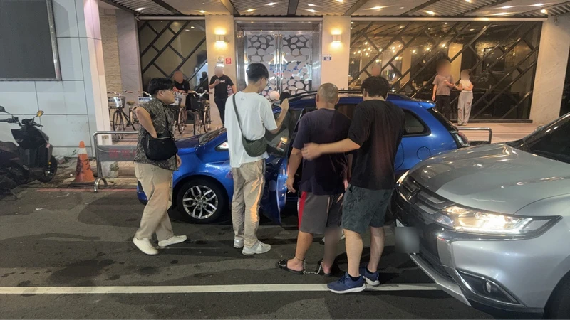 王姓男子與吳姓女子6日發生口角後,王男欲駕車離開,但吳女趴在引擎蓋欲阻止,王男未理會仍駛離,導致吳女摔落遭拖行輾壓傷重死亡。南投縣警察局南投分局案發3小時火速逮人。
(警方提供)中央社