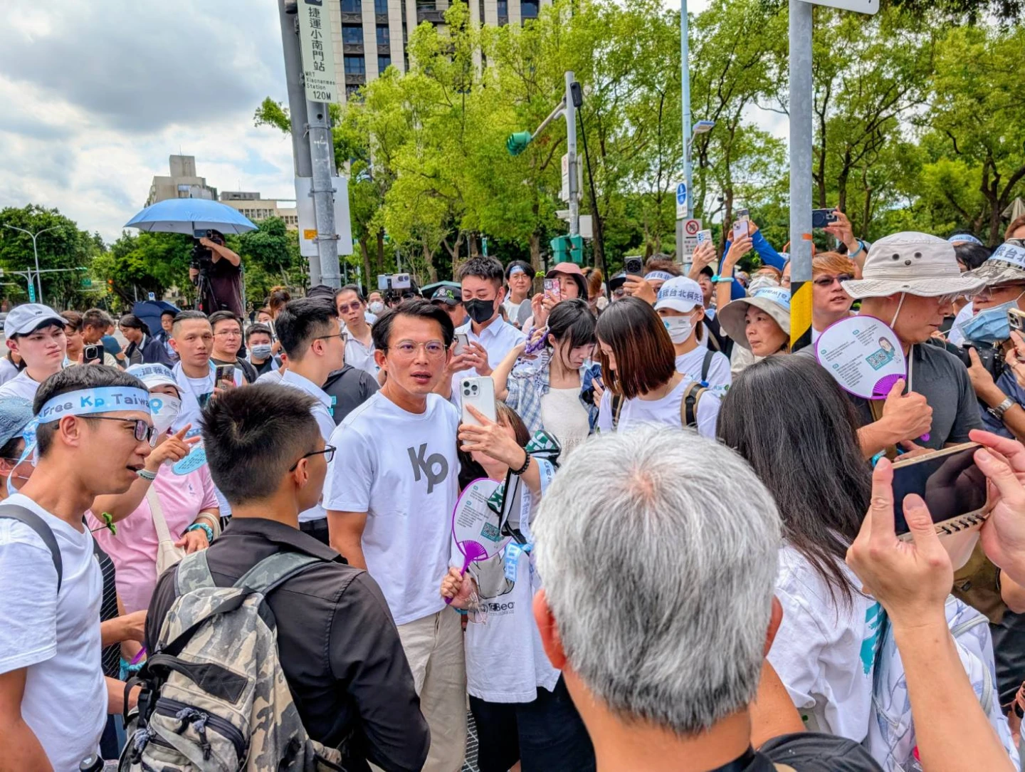 百名小草在北檢外路口等待迎接前主席柯文哲,現任主席黃國昌前往致意。施智齡攝