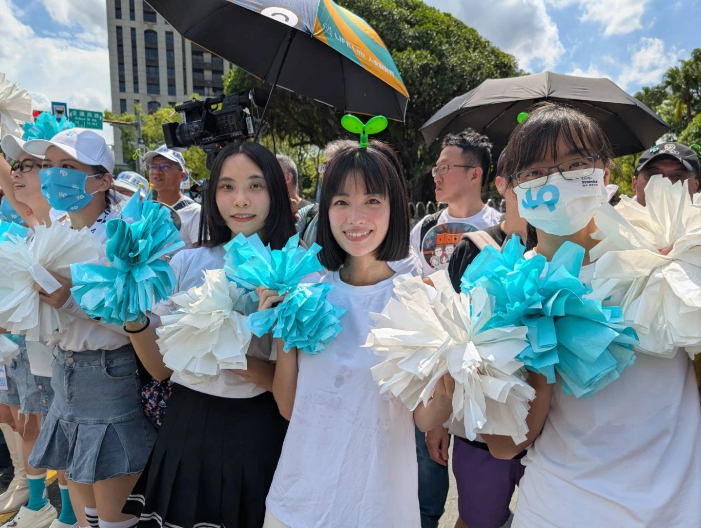 民眾黨組織部專員徐千晴和啦啦隊團出動迎接柯文哲出關。施智齡攝
