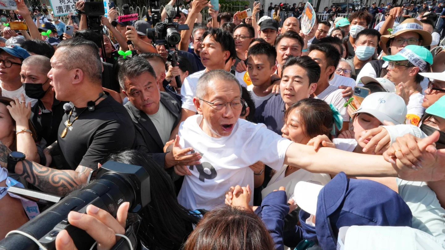 柯文哲交保離開北院後,步行300公尺到愛國西路搭上座車,途中頻頻與小草握手致謝。葉志明攝