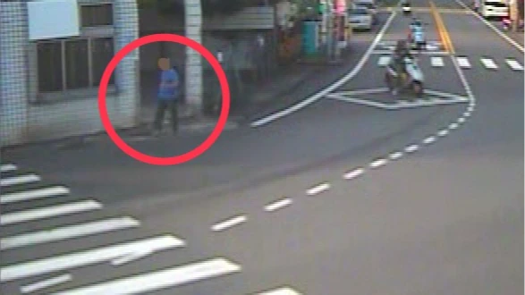 警方調閱監視器畫面追查,鎖定賴姓男子身穿藍色上衣、黑色長褲,案發後90分鐘在長治鄉中興路將他逮捕。民眾提供
