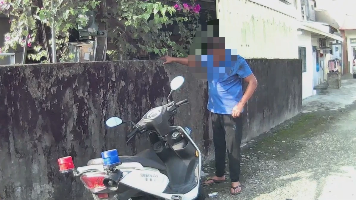 身穿藍色上衣、黑色長褲的賴姓男子,犯案後90分鐘就被警方逮補。民眾提供