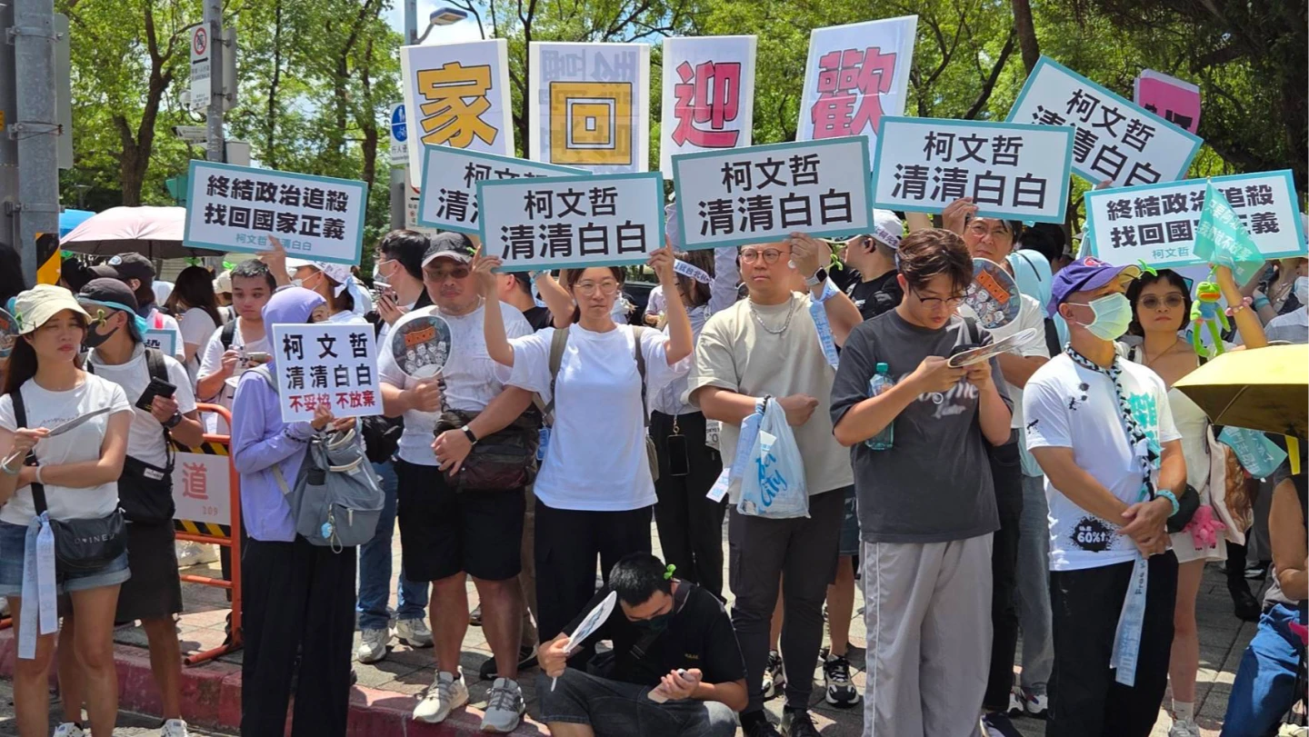 柯文哲交保獲釋,大批支持者「小草」在北院外,歡迎柯文哲回家。曾伯愷攝