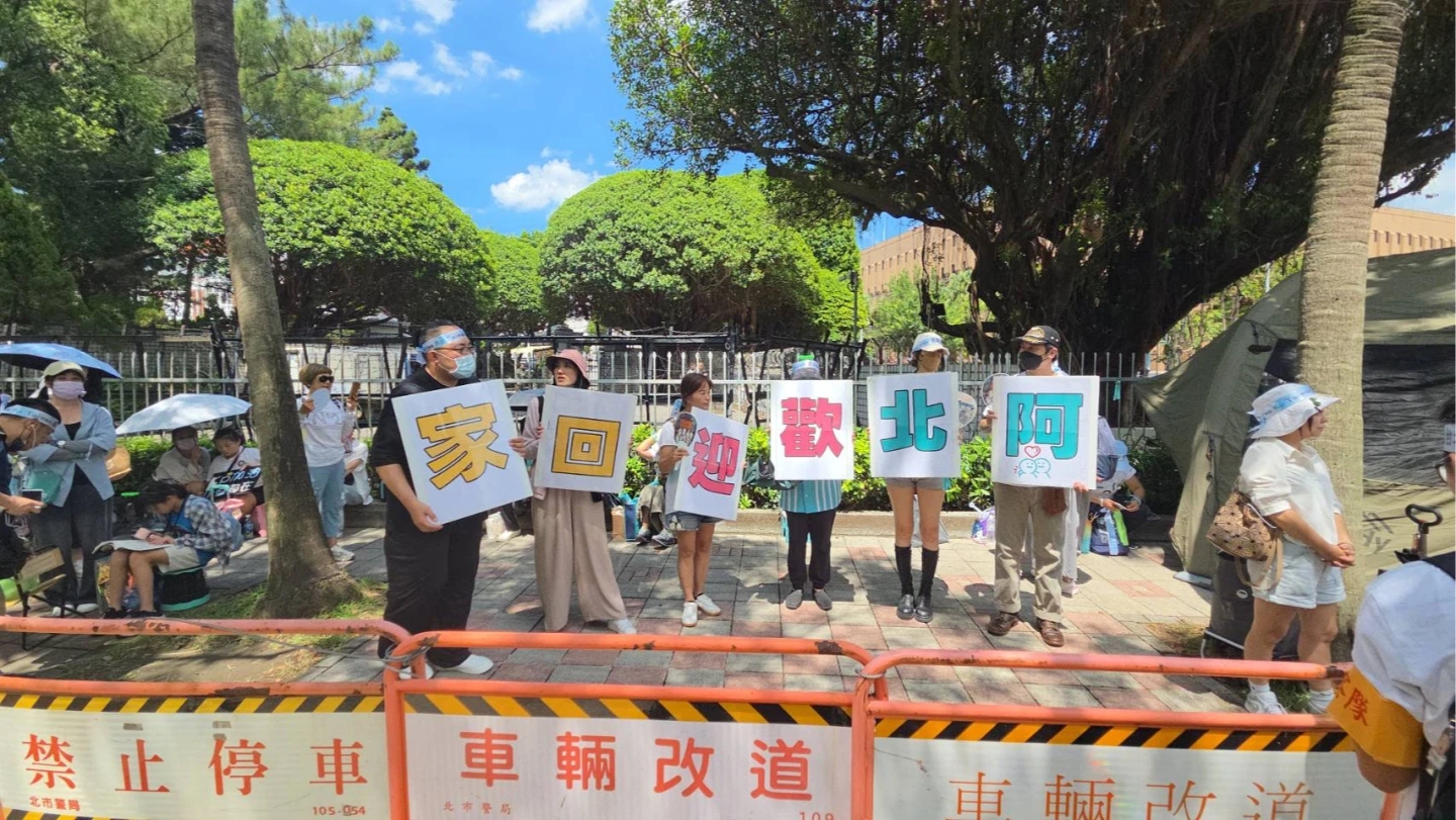 柯文哲支持者迎接「阿北」交保出獄。曾伯愷攝
