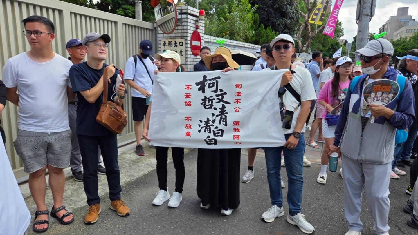 柯文哲交保獲釋,大批支持者「小草」在北院外迎接,高舉標語喊柯文哲清清白白。曾伯愷攝