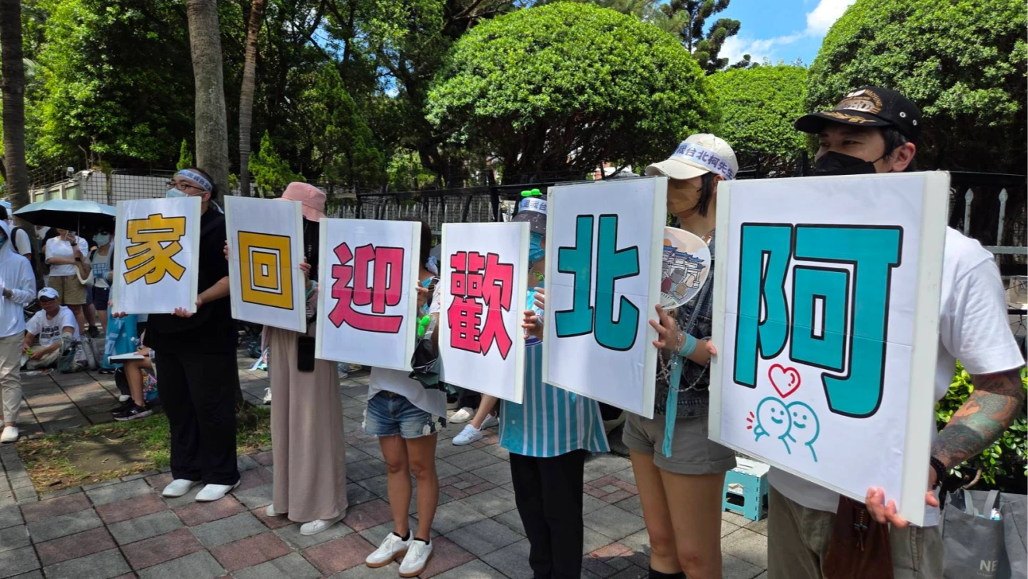 柯文哲交保獲釋,大批支持者「小草」在北院外歡迎「阿北」回家。曾伯愷攝