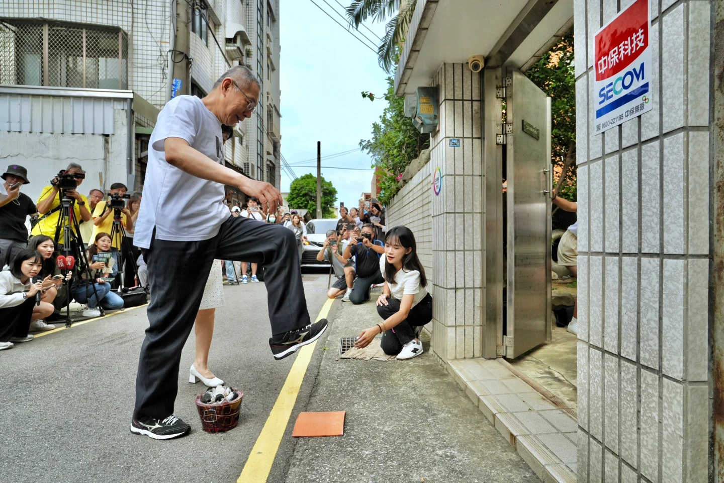 柯文哲跨過火爐進入家門。林林攝