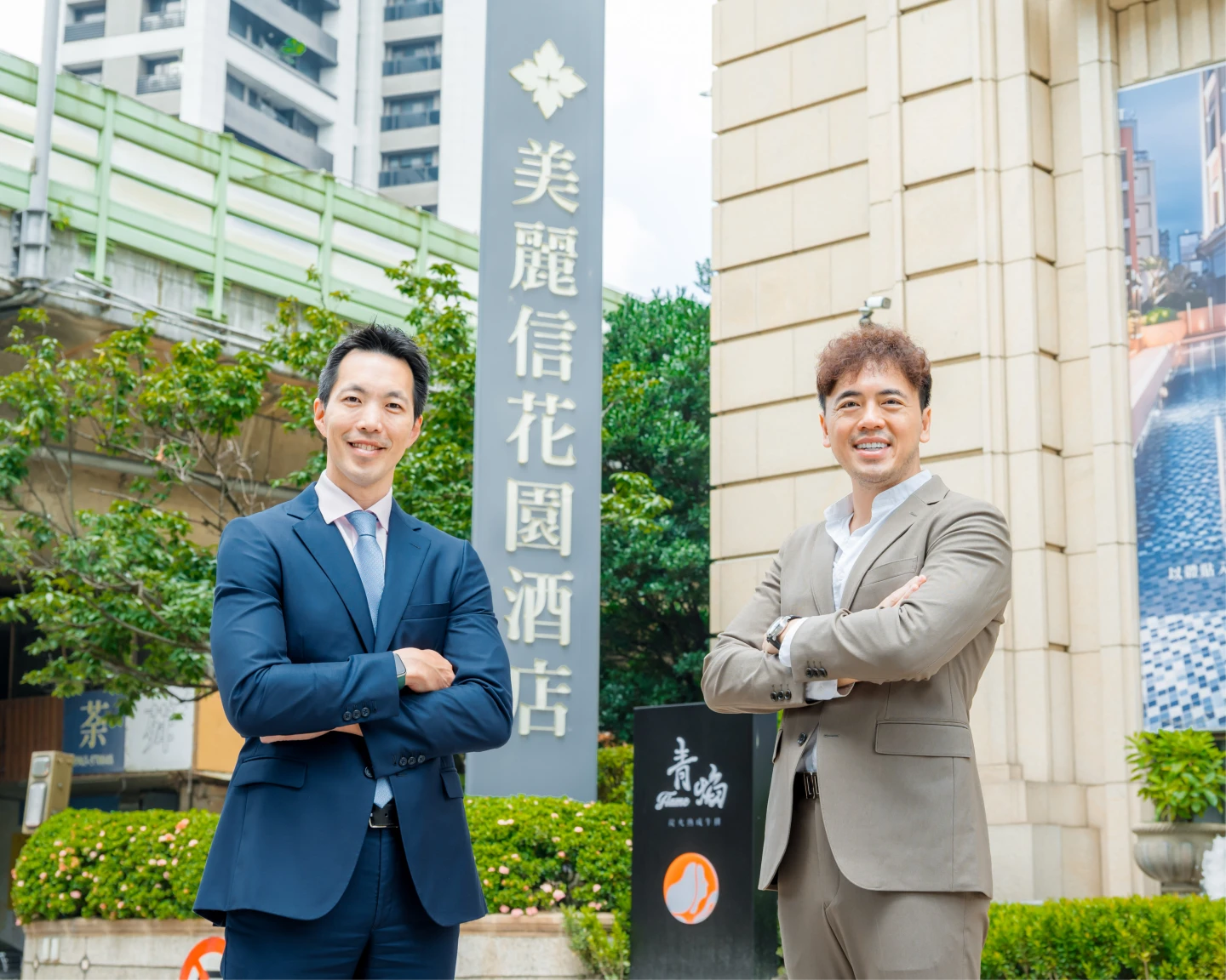 路易莎董事長黃銘賢(右)與美麗信花園酒店總經理黃安迪(左)。業者提供