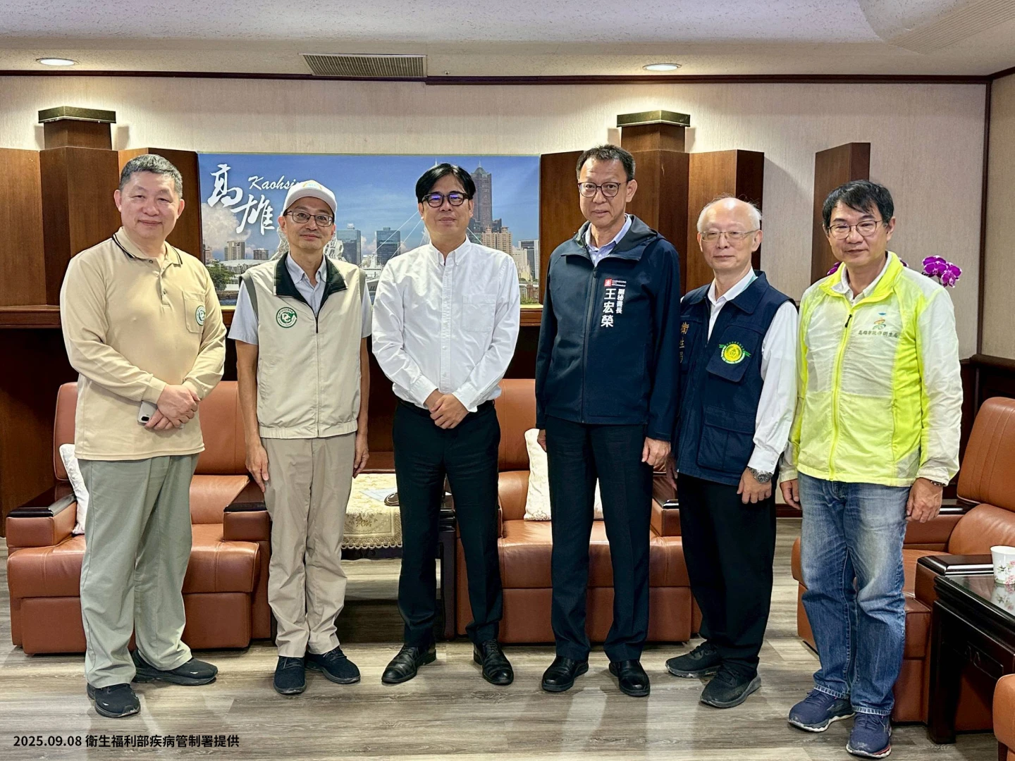 羅一鈞(左2)今也拜會高雄市長陳其邁(左3)並交換意見。疾管署提供