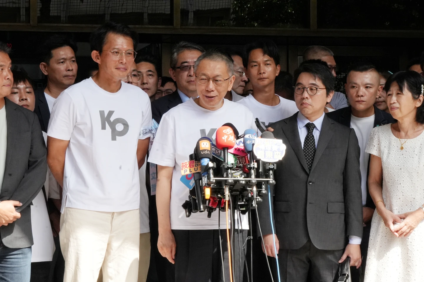 柯文哲交保後,在法院外發表談話,感嘆羈押1年第一次看到陽光。