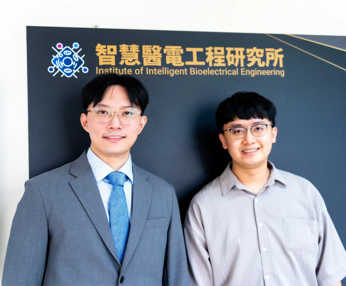 鄭兆鈞(右)說,團隊所設計的MagTIES材料製作簡單,同時具良好生物相容性,對於發展腦神經疾病的治療技術,左為江柏翰。陽明交大提供