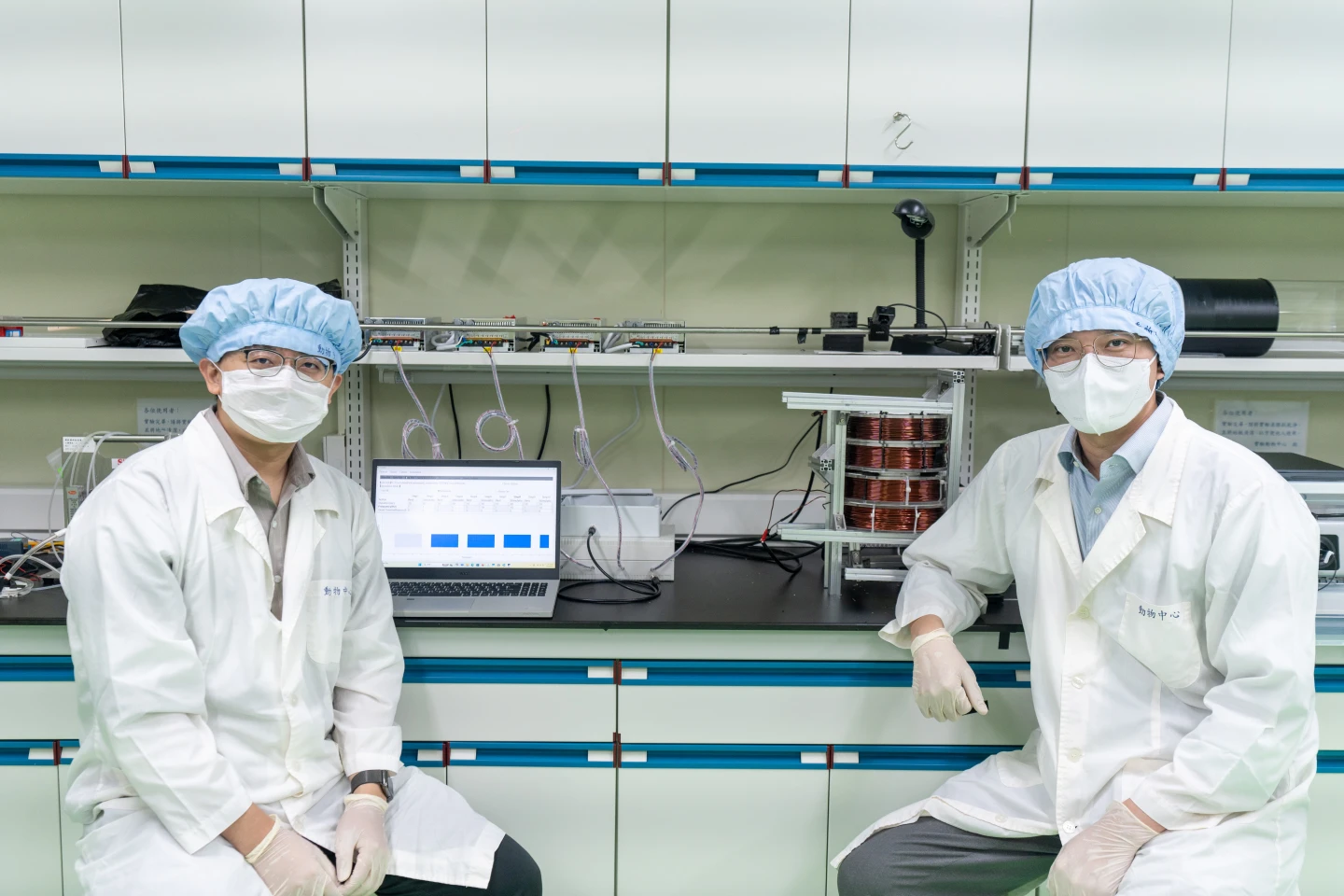 這項技術,由智慧醫電工程所與腦科技跨領域工程碩士學程的江柏翰教授(右)團隊開發,左為本研究第一作者、博士候選人鄭兆鈞。陽明交大提供
